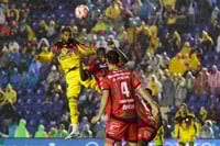 América gana entre polémica y tormenta en su debut como local