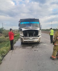 Imagen Se registra incendio en autobús cerca del ejido Brittingham de Gómez Palacio