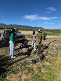 Medio Ambiente de Lerdo planta árboles en UTDL. (EL SIGLO DE TORREÓN)