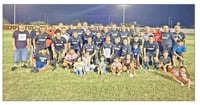 Posterior al decisivo encuentro, el equipo ganador recibió su trofeo que lo avala como campeón, el cual buscará defender en la próxima liga. (Especial)

