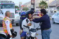 Imagen Entregan cascos certificados a motociclistas capacitados en el programa Conduce Seguro