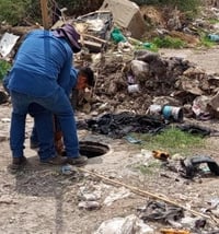 Trabajadores han encontrado bolsas negras grandes completas de basura. (EL SIGLO DE TORREÓN)