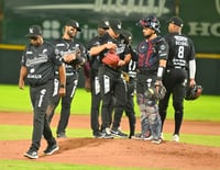 En su debut como mánager de los Algodoneros, el dominicano José Offerman (izq) vivió una aciaga noche con sus relevistas.