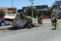 Imagen Vuelca pipa tras el impacto de una camioneta