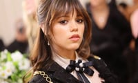 Imagen Jenna Ortega impacta con top de cuero y guantes voluminosos