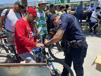 Imagen En Gómez Palacio entregan kits de lámparas para ciclistas para reforzar seguridad vial