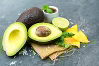 El aguacate, es uno de los frutos más nutritivos y versátiles. México lidera su producción a nivel mundial, con Michoacán a la cabeza.