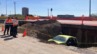 Imagen Auto cae a zanja de construcción en la colonia Villa Florida de Torreón 