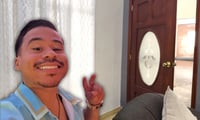 Así es la casa de Abelito; el baño, el lavabo y el inodoro están adaptados para su comodidad