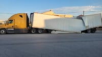 Imagen Caja de tráiler sufre daños al pasar un bordo en Gómez Palacio