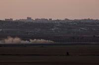 Tropas israelíes patrullan la zona fronteriza entre Israel y el norte de la Franja de Gaza, vistas desde el lado israelí de la frontera, en el sur de Israel, el 7 de agosto de 2025. EFE