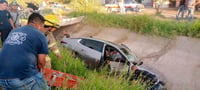 Imagen Automóvil cae a canal de riego en San Pedro; tres personas lesionadas