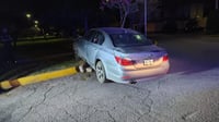 Imagen Abandonan vehículo que chocó en colonia Torreón Jardín