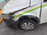 Choque en el fraccionamiento Miravalle de Gómez Palacio deja daños materiales