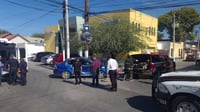Choque en zona centro entre auto particular y patrulla; deja tres lesionados
