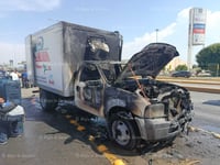 Imagen Se incendia camión repartidor de lácteos frente a Plaza Almanara en Torreón