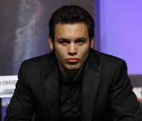 Con sudadera negra con gorro y tenis rojos: así fue deportado Julio César Chávez Jr. a México de EU 