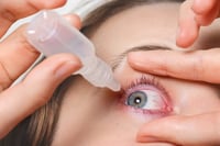 Saltillo: mujer confunde gotas para ojos con Kola Loka y esto le pasó