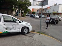Imagen Choque en crucero del Centro de Gómez Palacio deja solo daños materiales