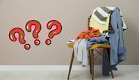 Imagen ¿Qué significa que las personas tengan una silla llena de ropa en la habitación?