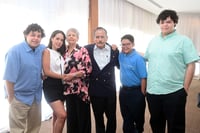 Rosa Elva y Raúl con sus nietos.