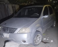Abandonan vehículo tras chocar contra una piedra en la colonia Parque Hundido de Gómez Palacio