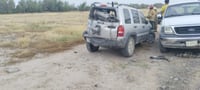 Imagen Vuelca camioneta sobre la carretera Gómez Palacio Jiménez, mujer y menor resultan con golpes leves