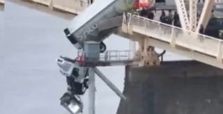 Accidentes VIDEO: Mujer queda colgada de un puente por 45 minutos tras sufrir accidente en su tráiler