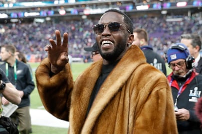 Fotografía de archivo del 4 de febrero de 2018 de Sean 'Diddy' Combs, saludando antes del inicio del Super Bowl LII en el US Bank Stadium, en Minneapolis, Minnesota (Estados Unidos). EFE/ Erik S. Lesser ARCHIVO