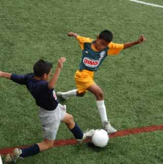 Ayer en el Colegio Cervantes de esta ciudad se puso en marcha la etapa regional del Torneo Futbolito Bimbo Stars 2007, donde 12 equipos de San Pedro, Matamoros, Viesca, Francisco I. Madero y Torreón se disputan un sitio en la etapa prenacional. (Fotografía de Jesús Galindo)