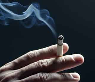 Envejece la piel humo del cigarro