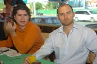 Losanger Arenas (izq.) y Andrés Sada, del Centro Bioprogramación Laguna, invitan a la gente a acudir al primer taller gratuito que ofrecerá esta institución, que es la primera de su tipo en Coahuila.