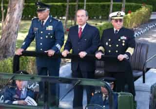 El presidente Felipe Calderón, acompañado por los secretarios de la Defensa, Guillermo Galván Galván y de Marina, almirante Francisco Saynez Mendoza, durante la ceremonia del 75 aniversario de la creación de la Escuela Superior de Guerra. (El Universal)