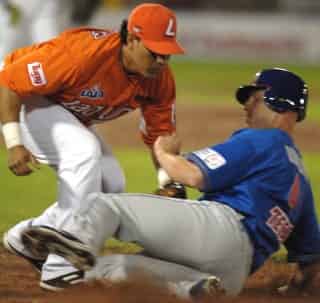 Mario Valdez, aquí en posición defensiva, se mantiene como líder bateador de la Liga Mexicana de Beisbol. (Archivo)