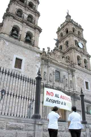 Con la despenalización del aborto en el Distrito Federal se cometerían injusticias y se atentaría contra la vida de seres humanos indefensos, consideró el diputado federal José Rosas Aispuro Torres.