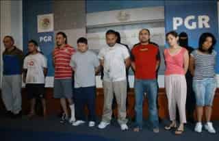El peligroso delincuente, Eleazar Medina Rojas, alias 'El Chelelo'(3 izq - der), responsable del grupo criminal 'Los Zetas', el brazo armado del cártel de narcotraficantes del Golfo, fue capturado por la Policía Federal Preventiva. (EFE)