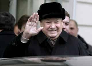 Foto de archivo, tomada el 28 de febrero de 2006, del ex presidente ruso Boris Yeltsin saludando a su salida del Virchow Hospital Center, en Berlín, Alemania. El ex mandatario ruso falleció de manera repentina ayer a causa de un fallo cardiaco. (EFE)