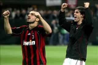 Gennaro Ivan Gattuso (i), y el jugador brasilero Ricardo Kaka(d) del Milán celebran la victoria ante el Manchester United hoy, 02 de mayo de 2007, tras finalizar el partido de vuelta de semifinales de la Liga de Campeones disputado en el estadio 'Giuseppe Meazza' de Milán (Italia). (EFE)