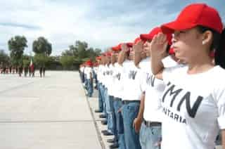 Jóvenes del Servicio Militar Nacional saludan a la bandera durante el acto conmemorativo de la
Batalla de Puebla.