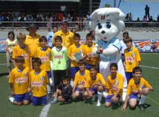 El Instituto Cumbres se coronó campeón de la etapa regional del Torneo Futbolito Bimbo Stars 2007, luego de vencer en la final al Colegio Cervantes por 3-1. (Fotografía de Jesús Galindo)