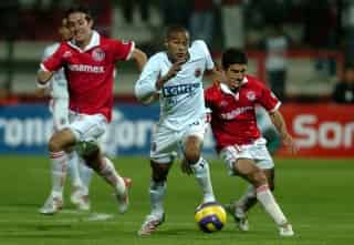 Toluca no pudo darle la vuelta a una desventaja de 1-5 y aunque ayer ganó 2-0, quedó eliminado de la Copa  Libertadores. (Jam Media)