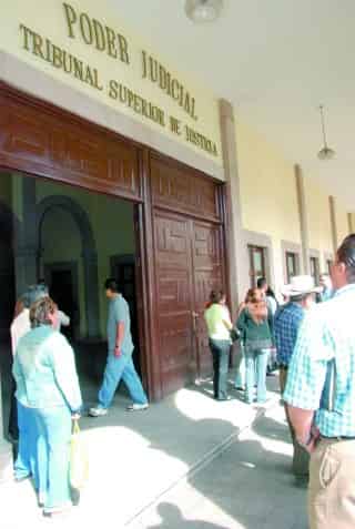 Todos los funcionarios, desde el nivel de jefes de departamento, hasta el gobernador, alcaldes, diputados, magistrados, o quienes manejen recursos en los tres poderes del Estado, deben presentar su declaración de modificación patrimonial.