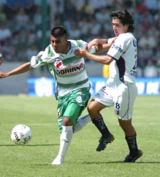 Daniel Ludueña fue el “caballo de hierro’’ del Santos Laguna en el Clausura 2007, por haber jugado 1,883 minutos, habiéndole faltado tan sólo siete para jugar completos los 21 partidos que disputó el equipo verdiblanco. (Fotografías de archivo)