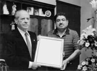 José León Robles de la Torre recibiendo un reconocimiento de manos del Dr. José Luis Estrada Quezada, en representación de las familias De la Torre, de Juanchorrey, Zacs., reunidas el 12 de mayo de 2007.