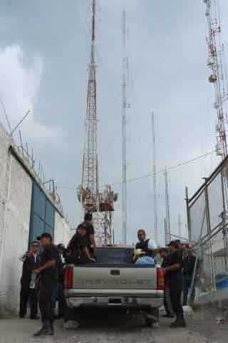Momentos en que agentes federales realizaron el cateo en las instalaciones del Canal 2 el pasado 25 de agosto de 2006.