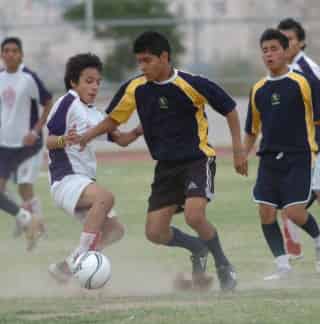 En una final muy disputada, el Colegio Español se impuso por marcador global de dos goles a uno a Escofis Rojo para coronarse campeón de la rama varonil de la Liga Interpreparatorias de Futbol Soccer. (Fotografía de Jesús Galindo López)