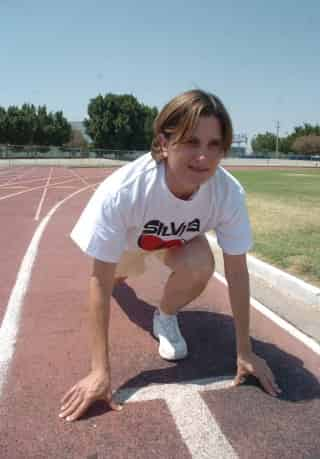 Silvia Graziano de Andonie regresó ayer al carril en donde por primera vez tomó salida para competir en una prueba de 100 metros planos en el año 1970, en la cual resultó ganadora. (Fotografía de Jesús Galindo López)