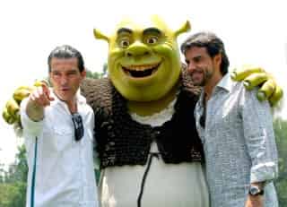 Antonio Banderas y Eugenio Derbez acompañan al famoso Shrek. (El Universal)