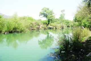 En el caso del Río Tunal, sigue siendo contaminado por industrias de Celulósicos Centauro y por la Planta de Tratamiento de Aguas Residuales de la capital, pero “de acuerdo con la norma”.
Resulta que las presas también generan metano a causa de la materia orgánica muerta (flora), que dejó enterrada, que es un gas con efecto invernadero.