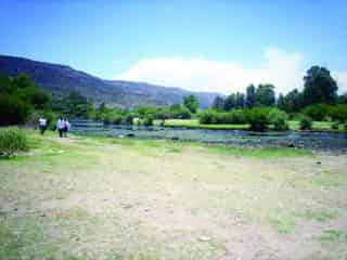 En El Pueblito se pueden observar personas que se encuentran ingiriendo bebidas embriagantes y quienes tiran basura en el río.